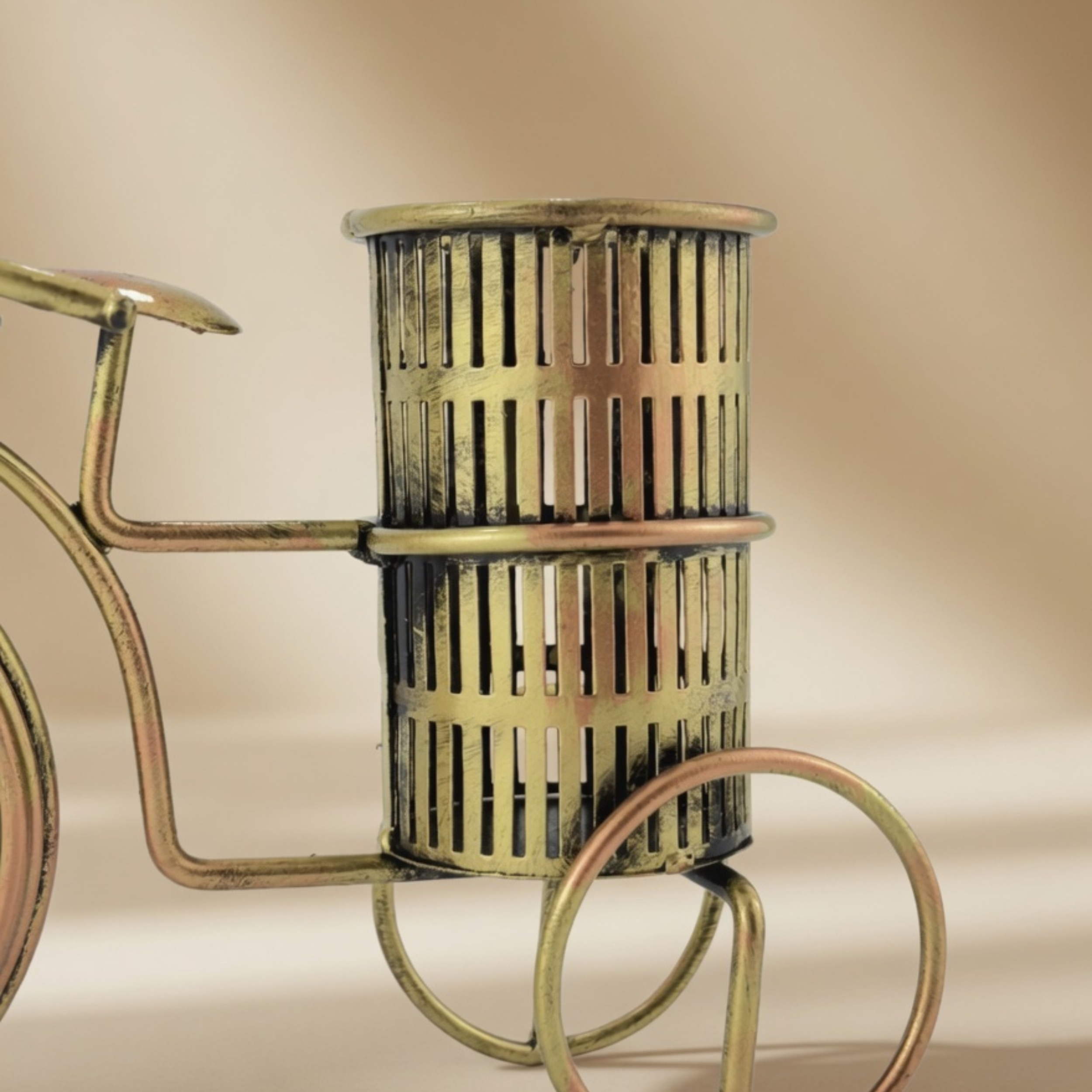 Handmade Vintage Bicycle Clock Pen Holder โ Antique Metal Desk Decor | Gulabi Craft