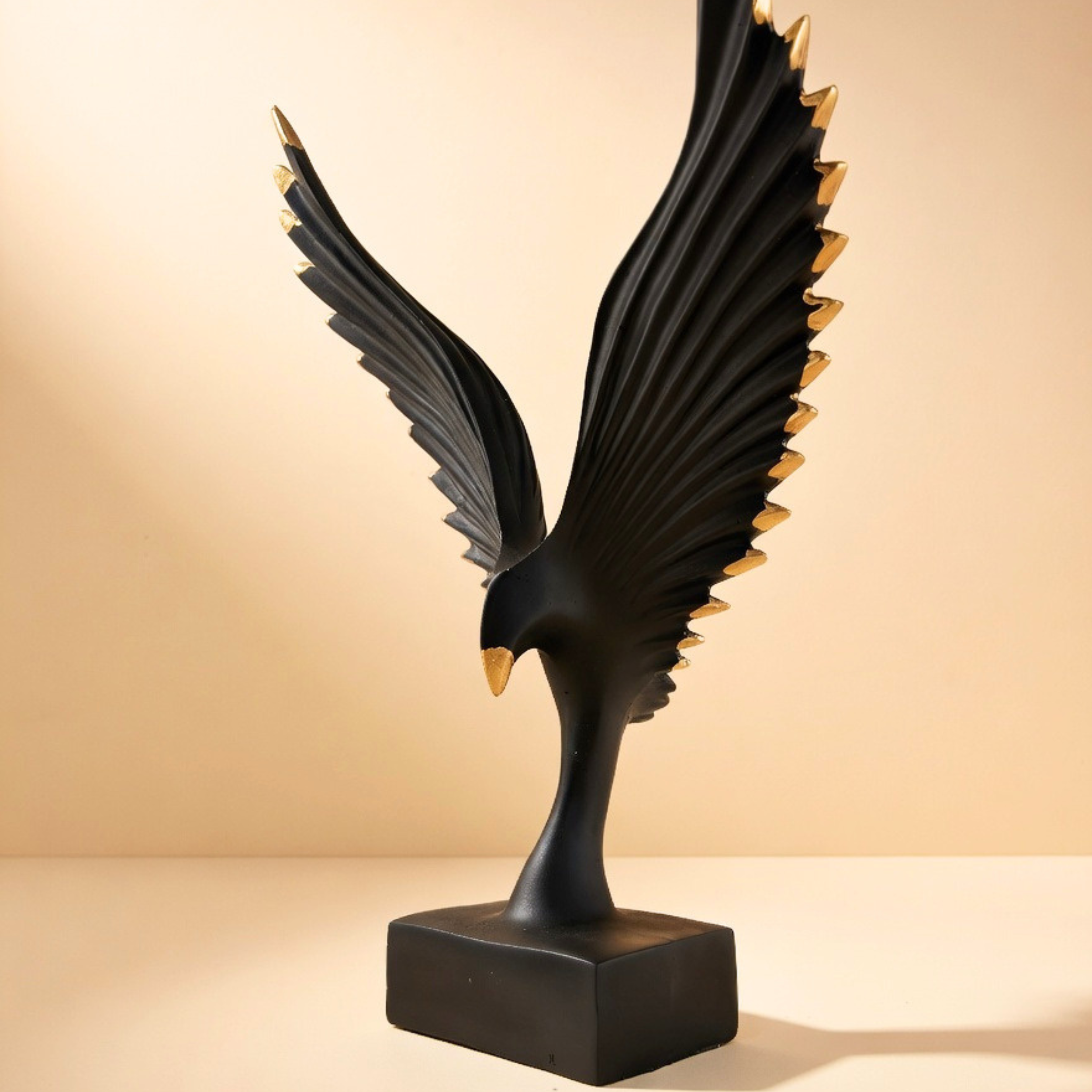 Modern Eagle Sculpture Showpiece – Luxury Resin Home Decor Accent