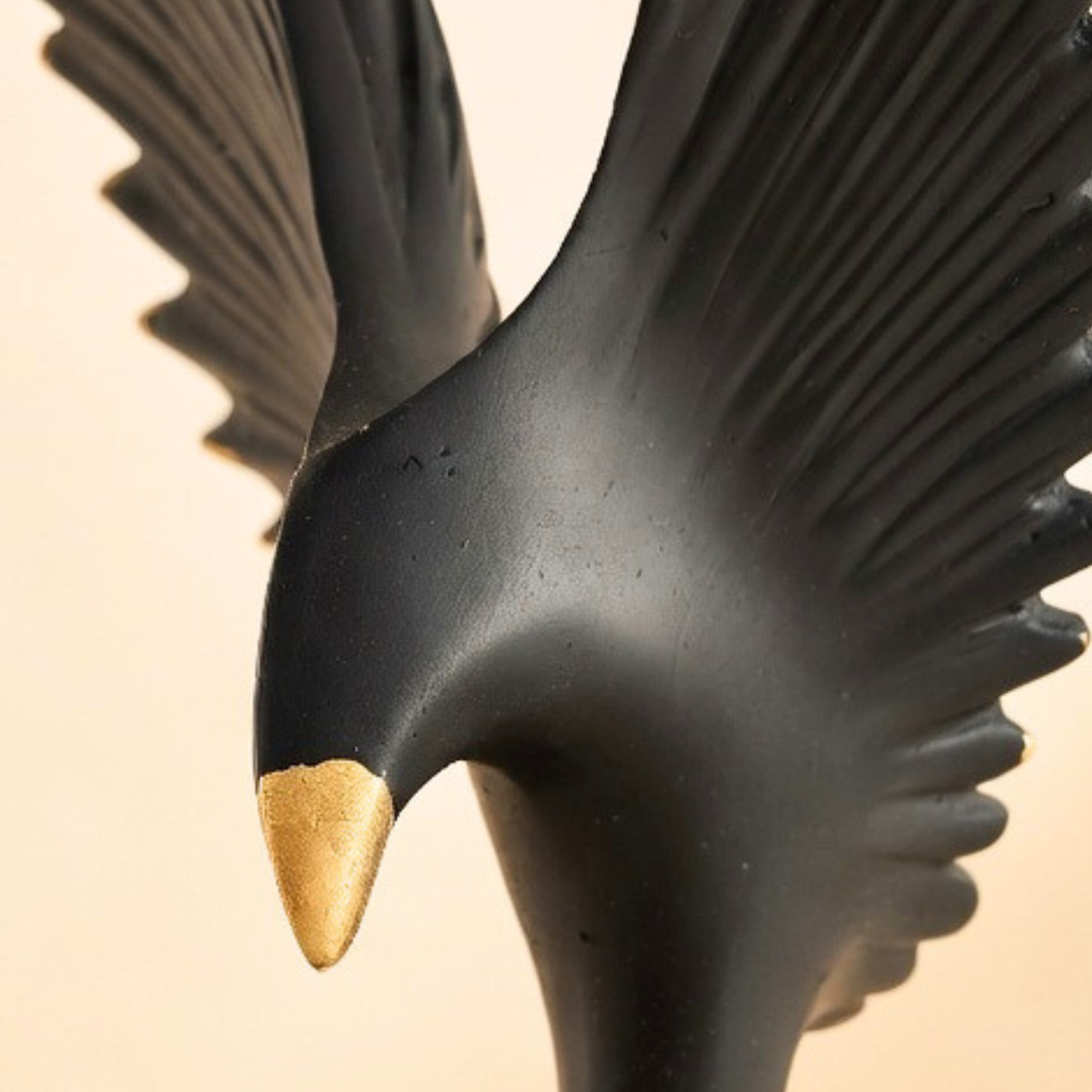 Modern Eagle Sculpture Showpiece – Luxury Resin Home Decor Accent