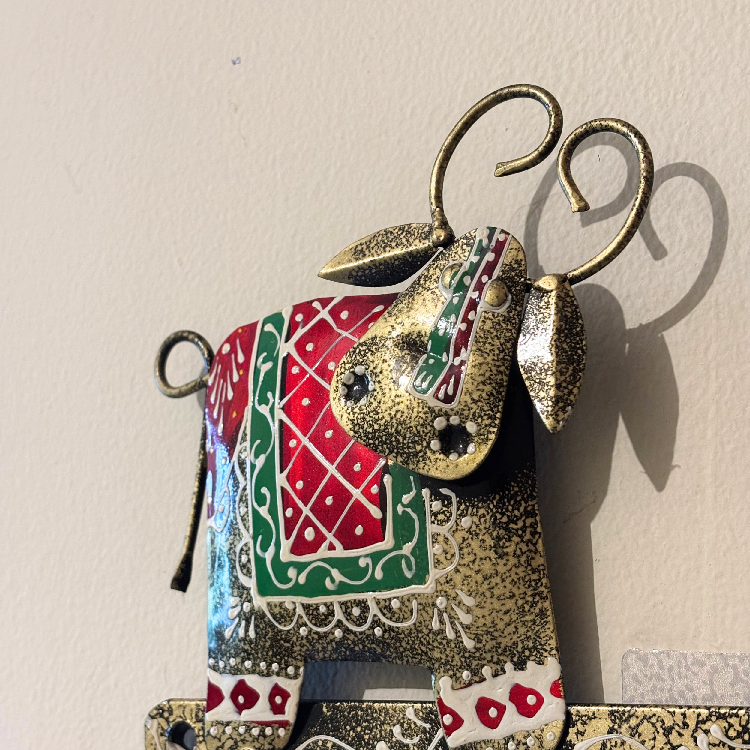 Gulabi Craft Handcrafted Twin Cow Key Holder – Antique Metal Wall Hook for Entryway Decor &amp; Gifting