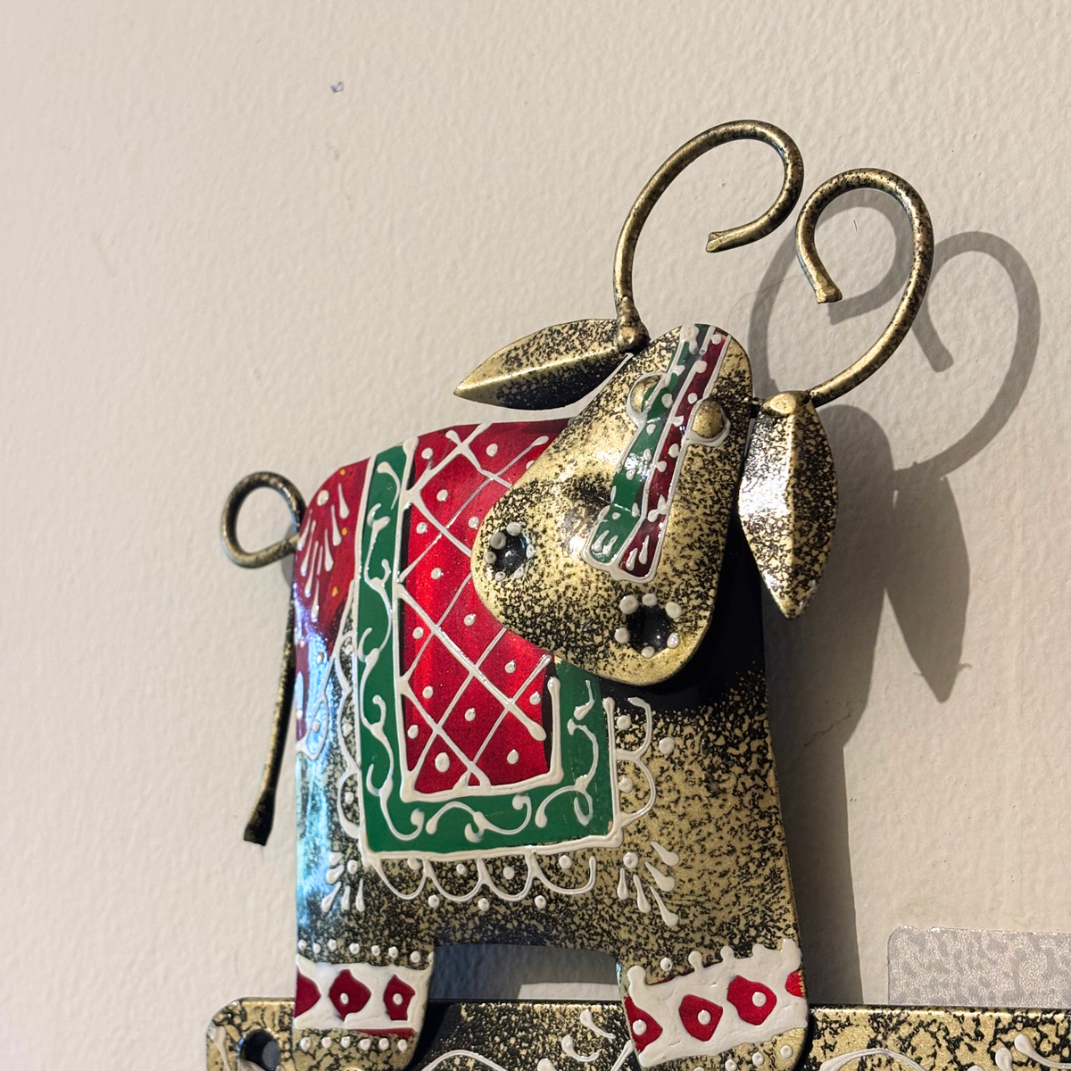 Gulabi Craft Handcrafted Twin Cow Key Holder – Antique Metal Wall Hook for Entryway Decor &amp; Gifting